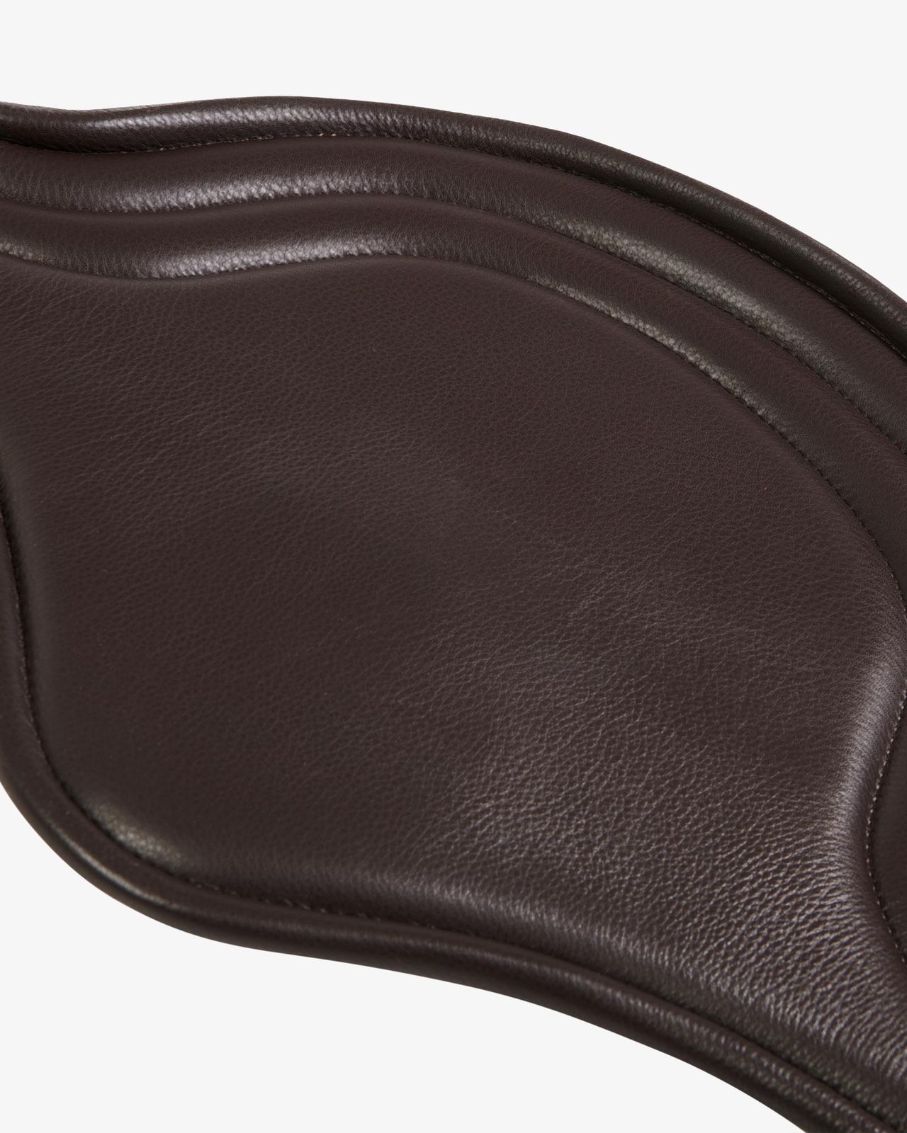 Jumping girth in leather with protectors