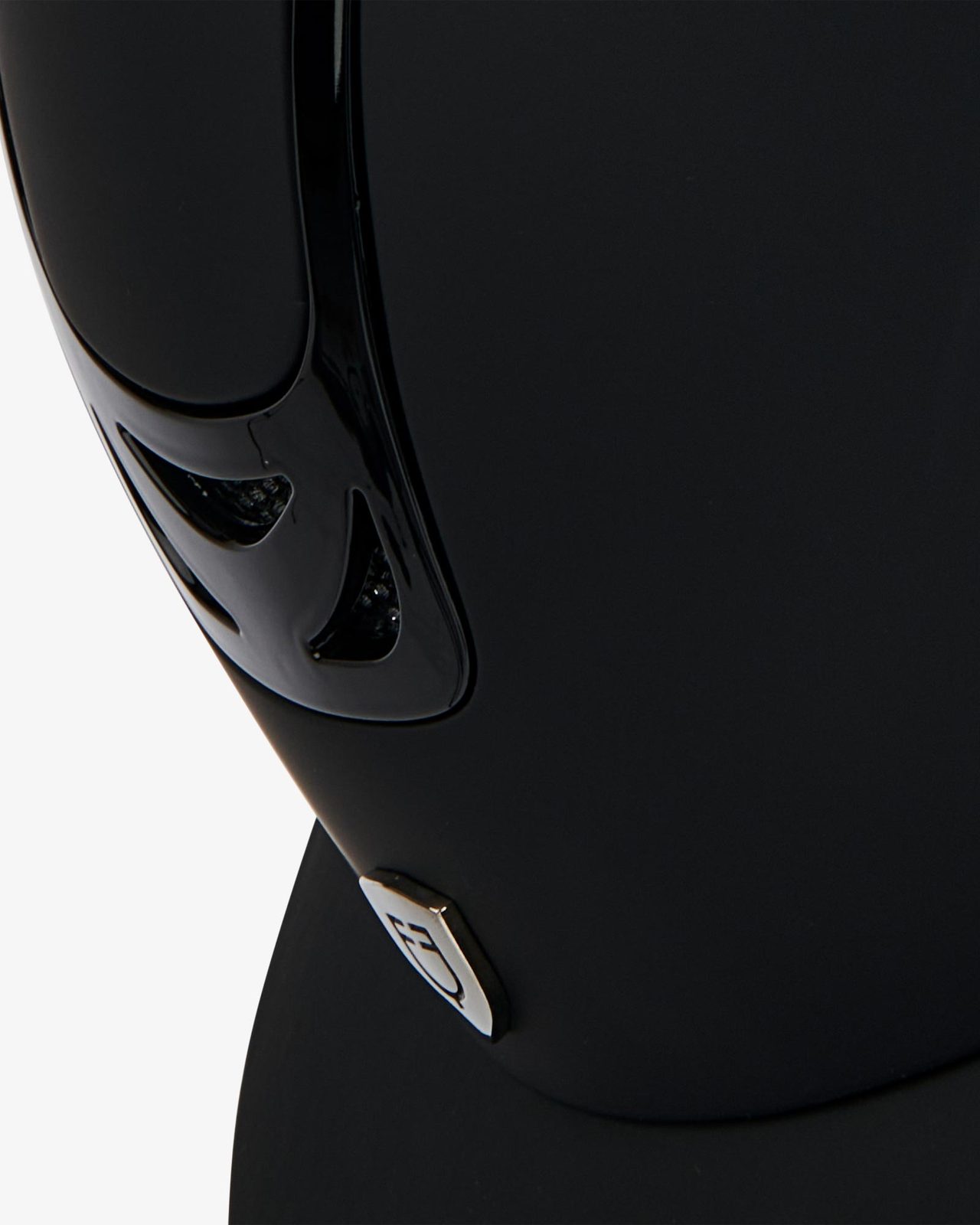 Ultra-light helmet with silk-effect shell