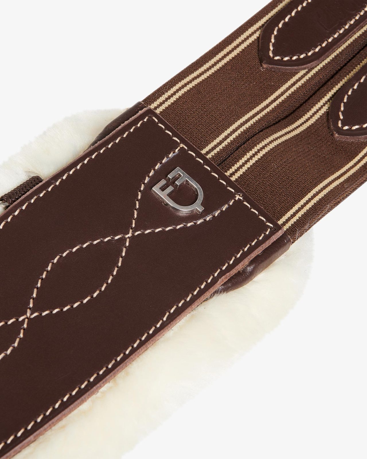 Jumping girth with synthetic lambskin