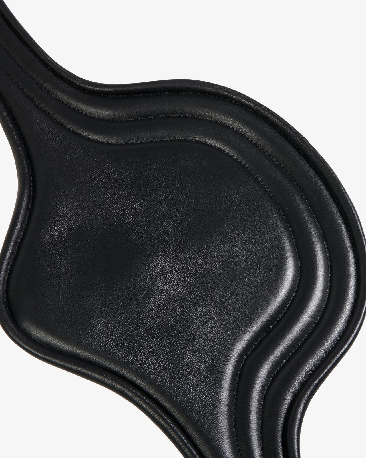 Jumping girth in leather with protectors