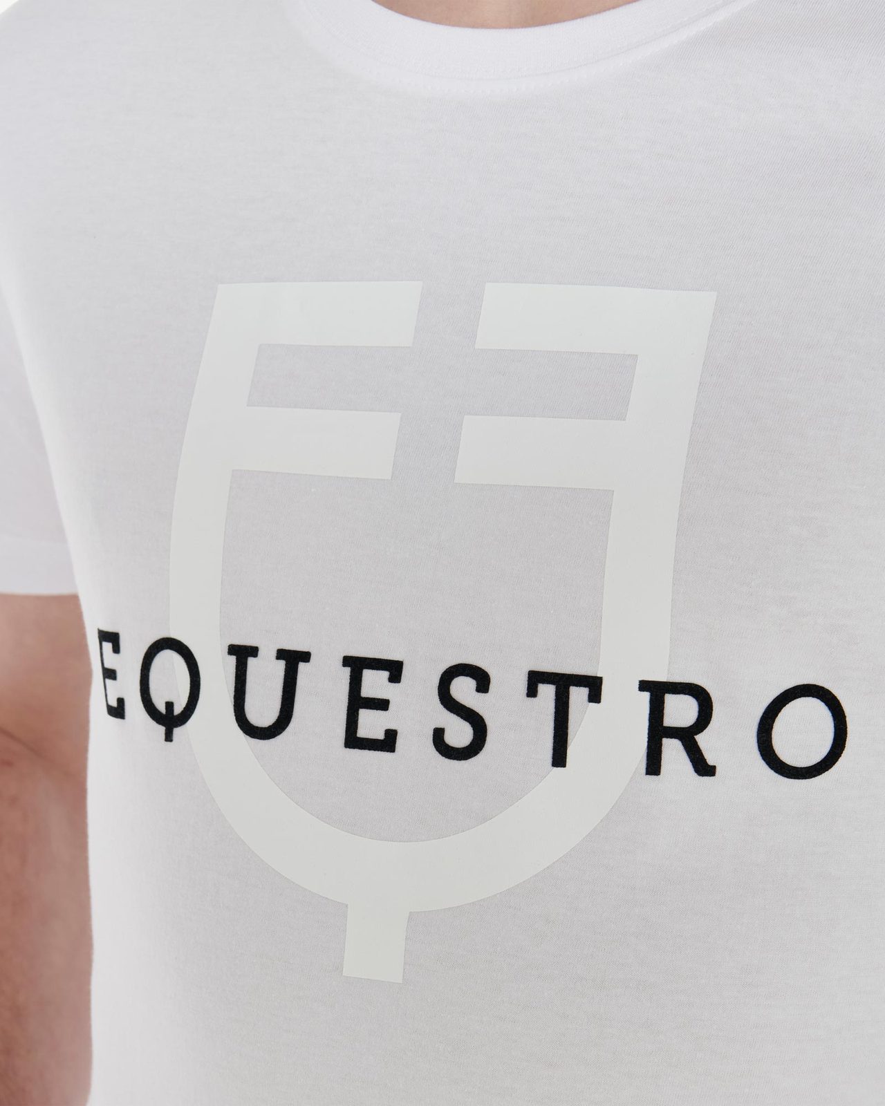 Men's slim fit t-shirt with logo on the chest