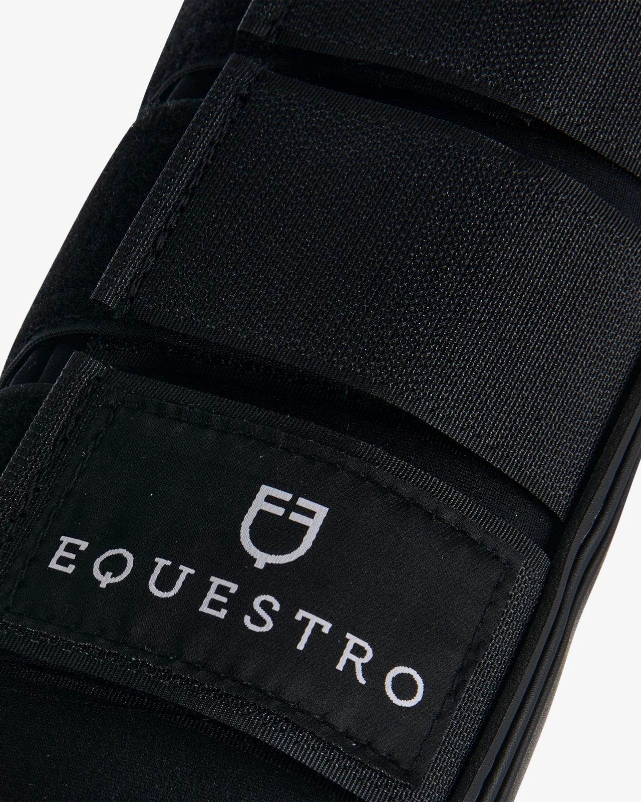 Stinchiere da completo in neoprene e pelle traforata.