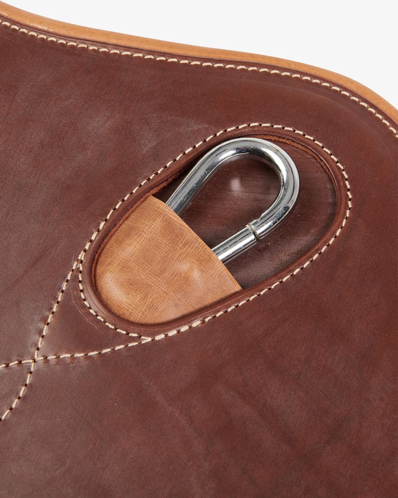 Jumping girth in leather with protectors