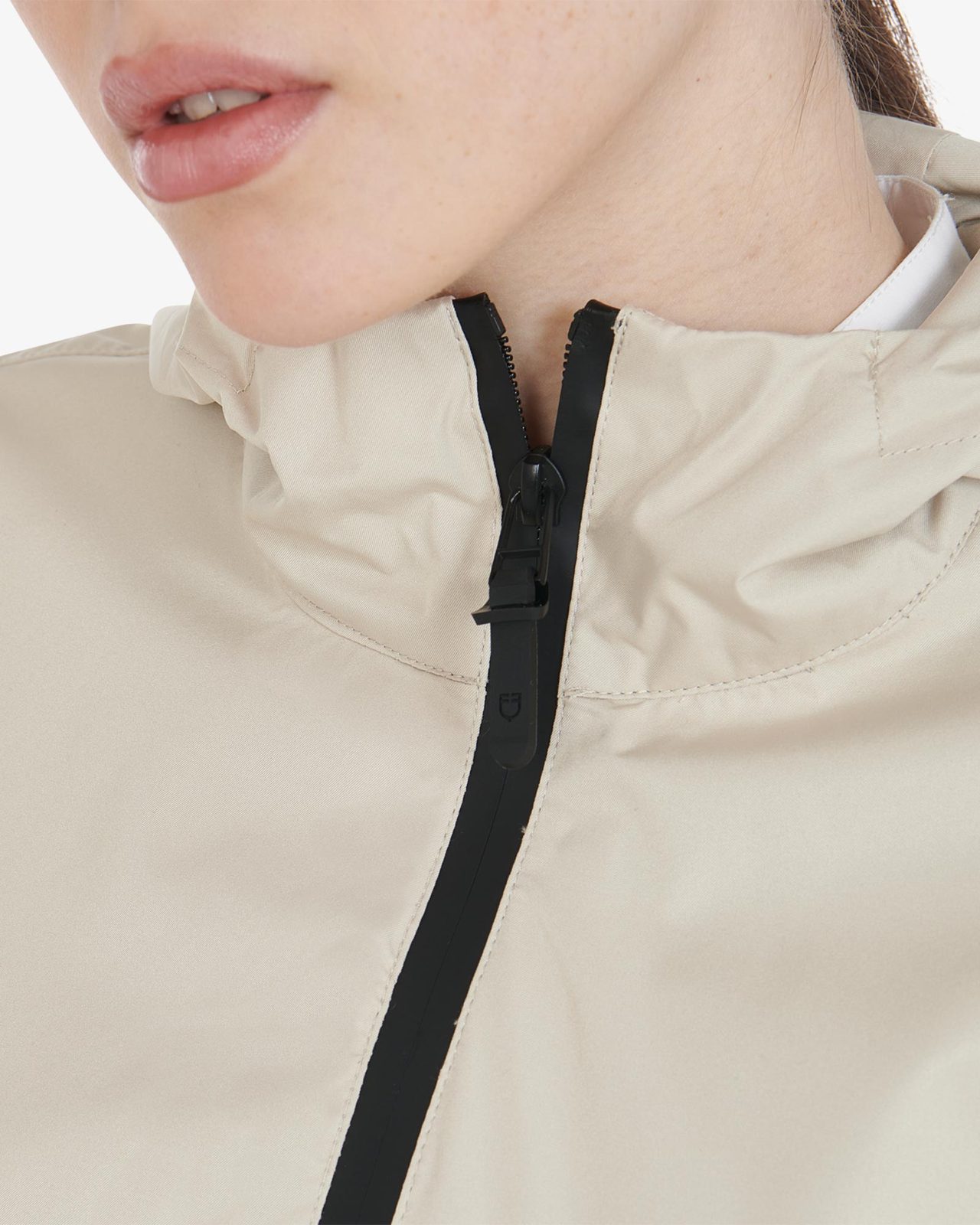 Women's three-layer technical raincoat