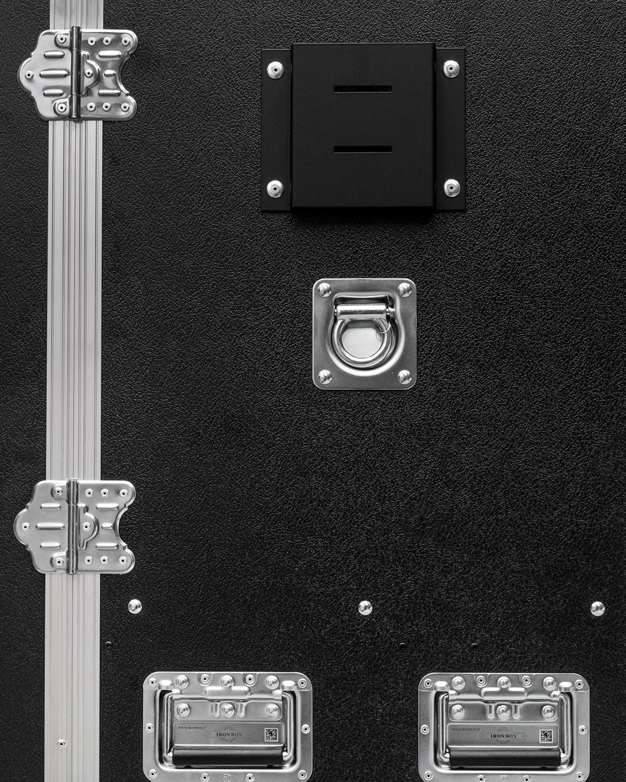 Double door vertical trunk