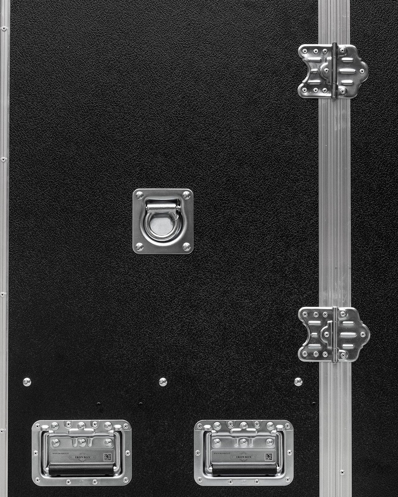 Double door vertical trunk