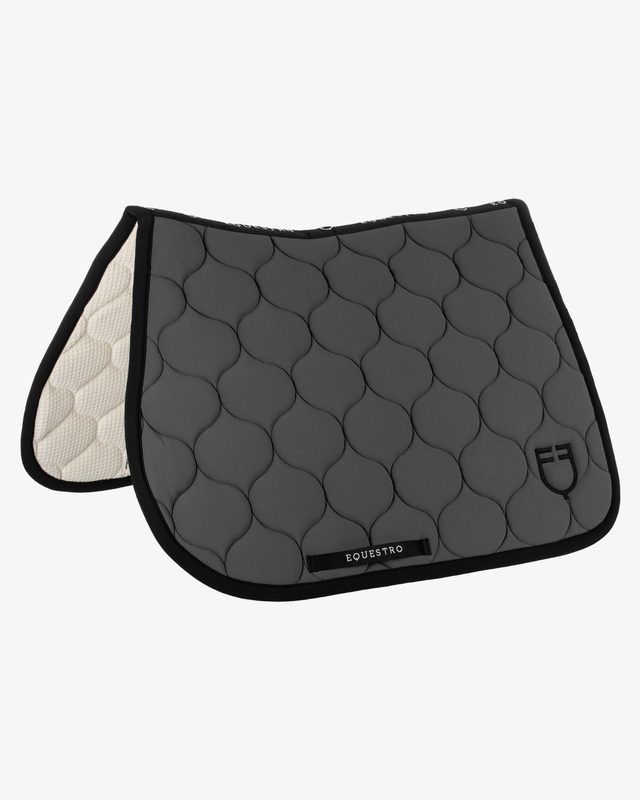 Jumping saddle pad with onion quilting