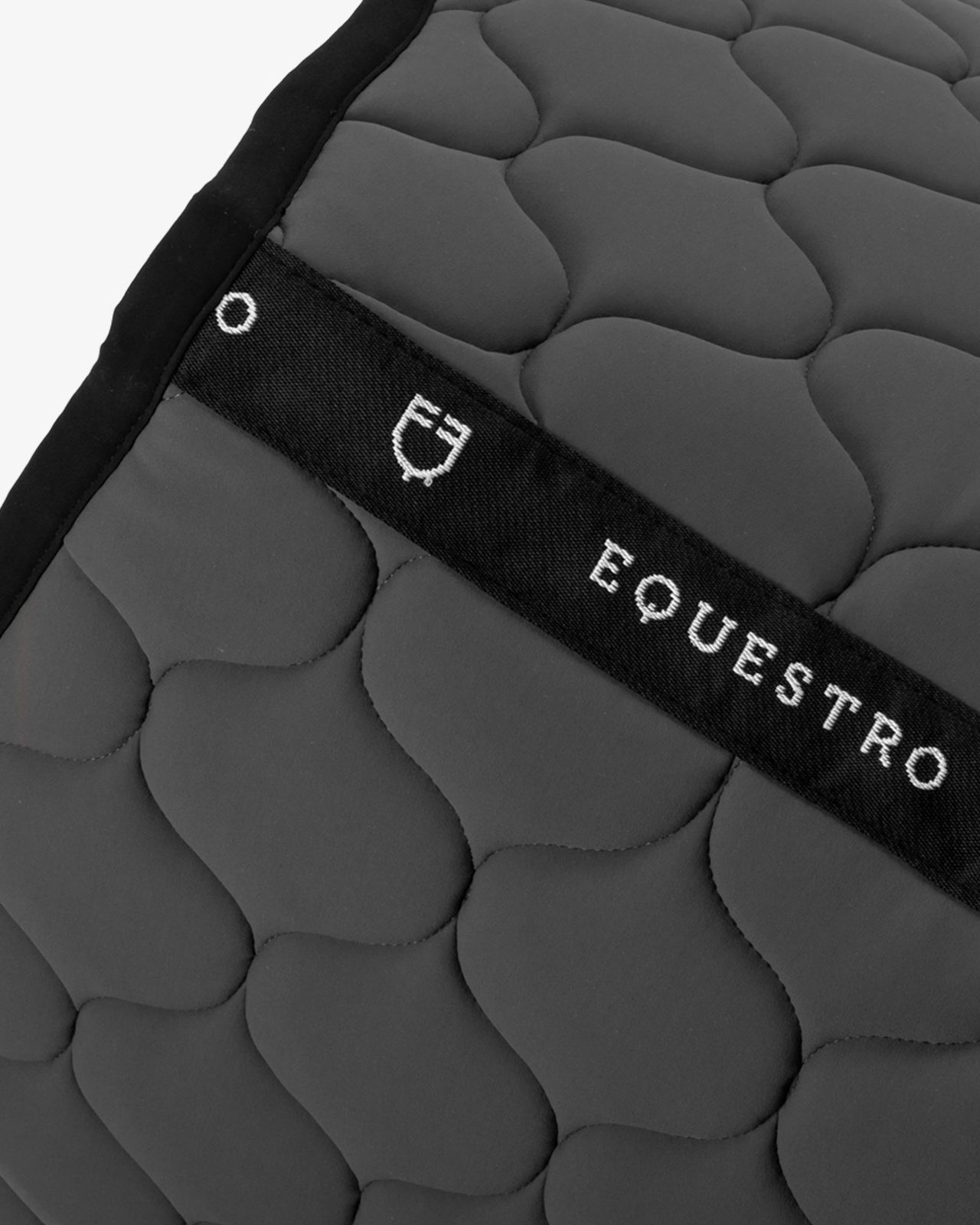 Jumping saddle pad with onion quilting