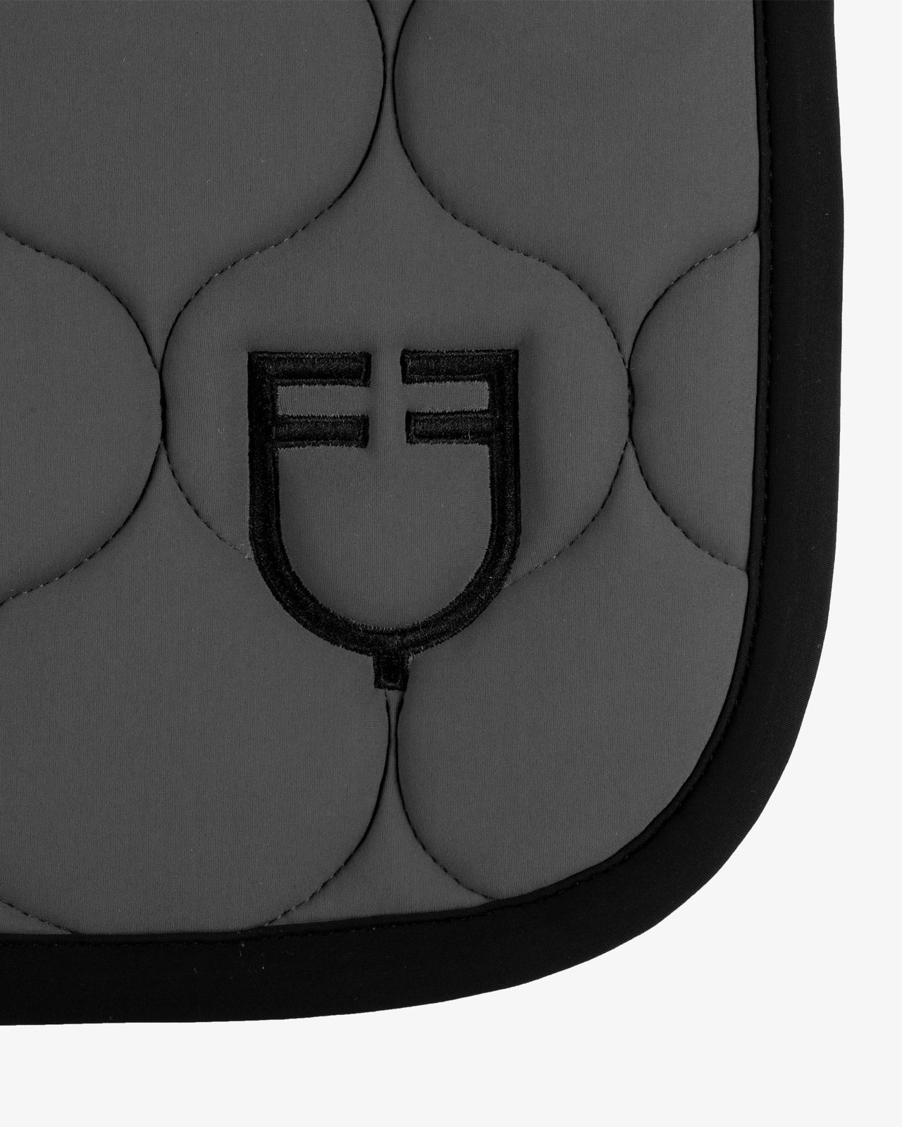 Jumping saddle pad with onion quilting