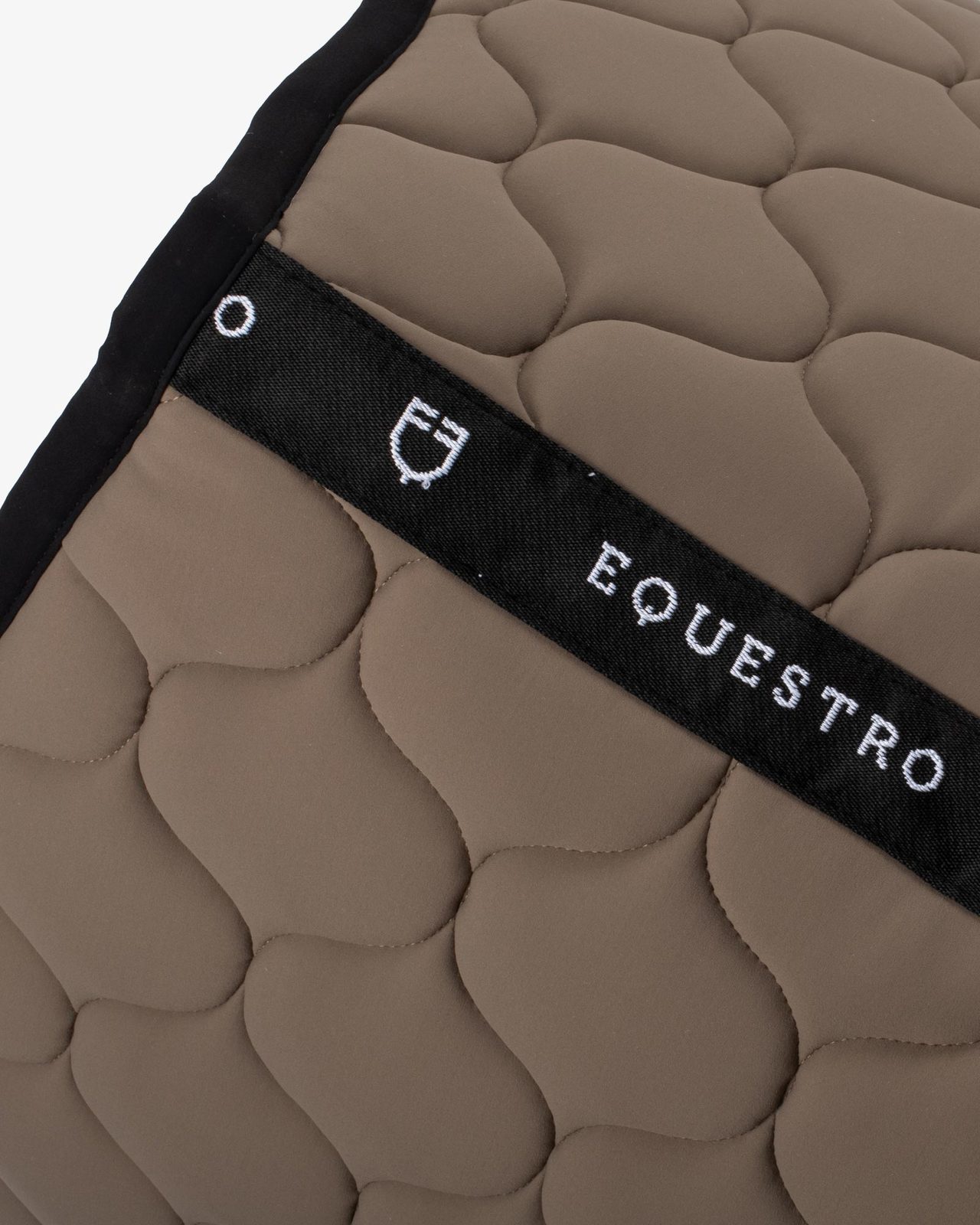 Jumping saddle pad with onion quilting