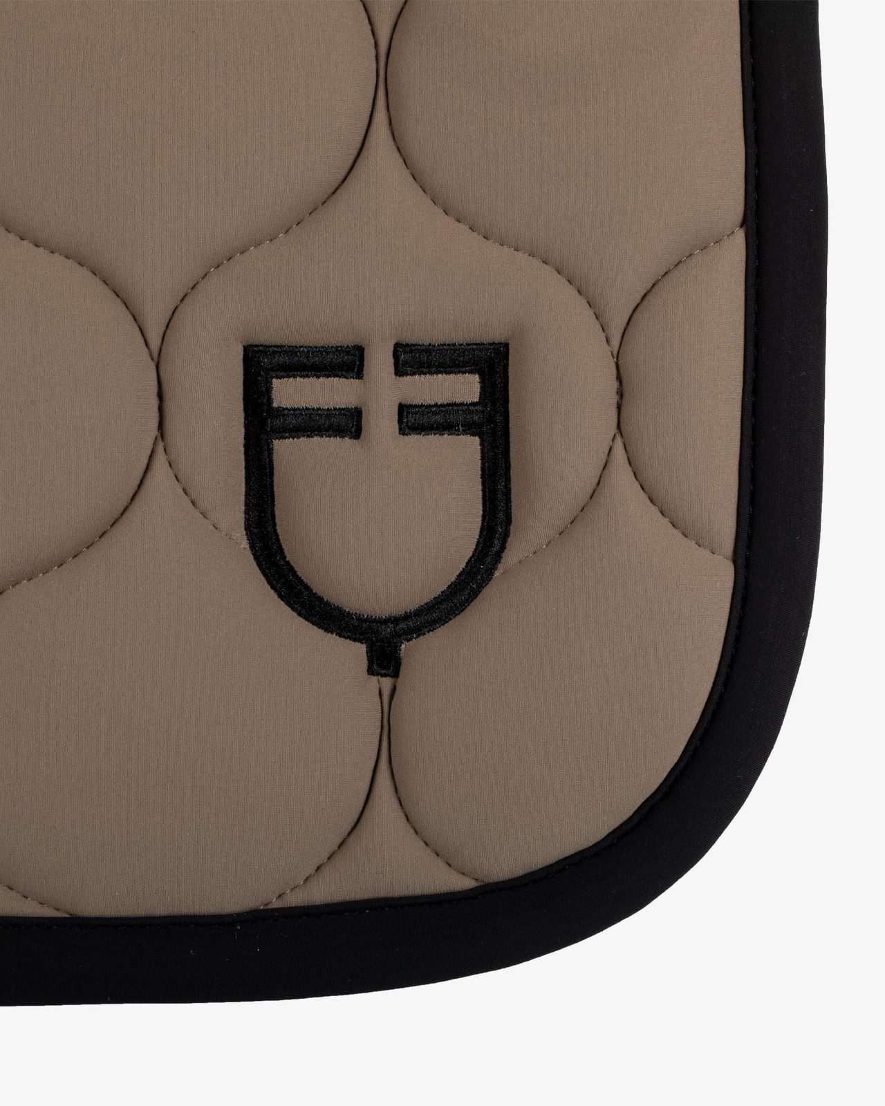 Jumping saddle pad with onion quilting