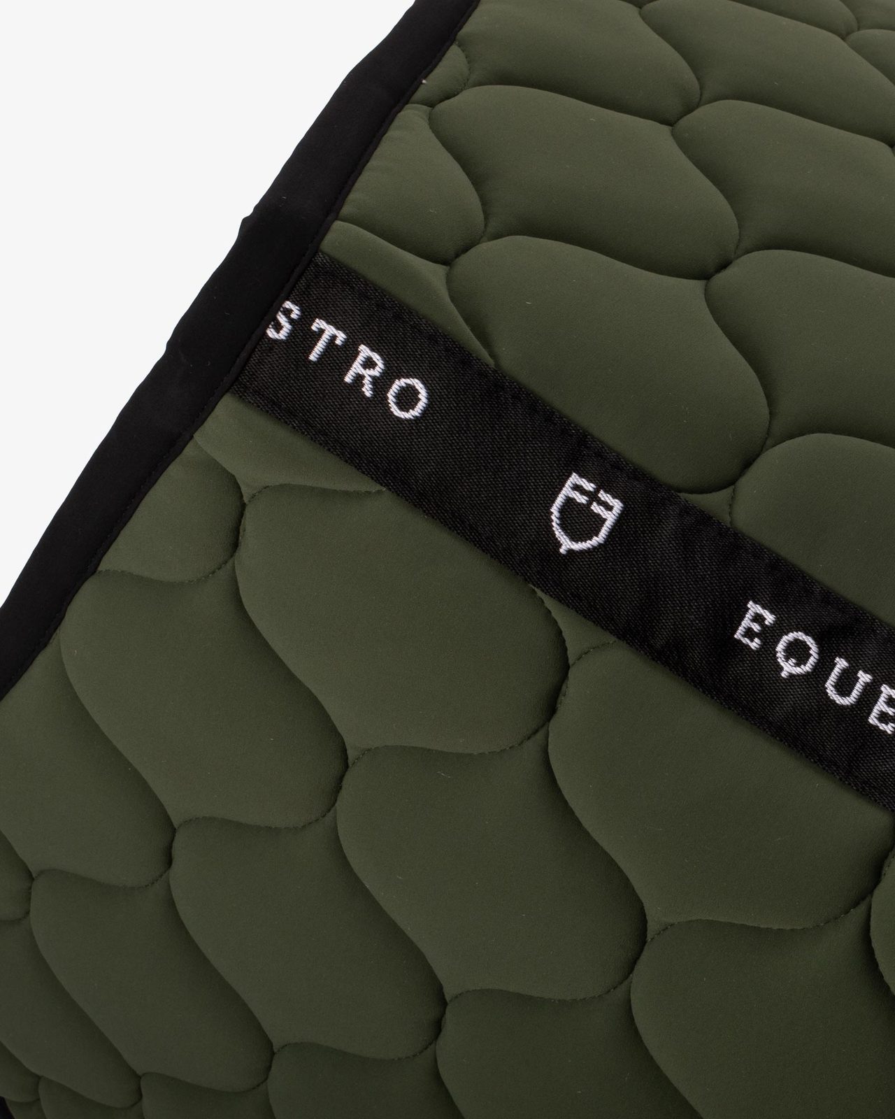 Jumping saddle pad with onion quilting