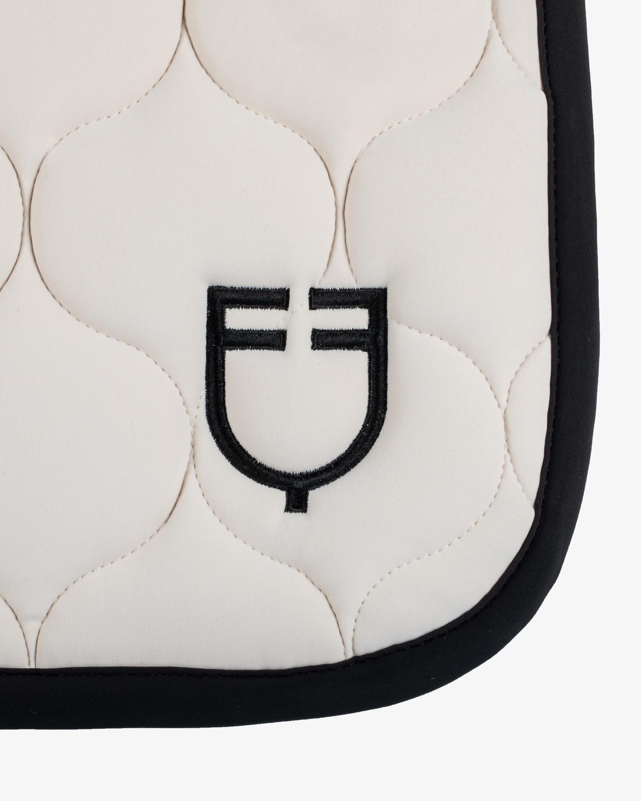 Jumping saddle pad with onion quilting