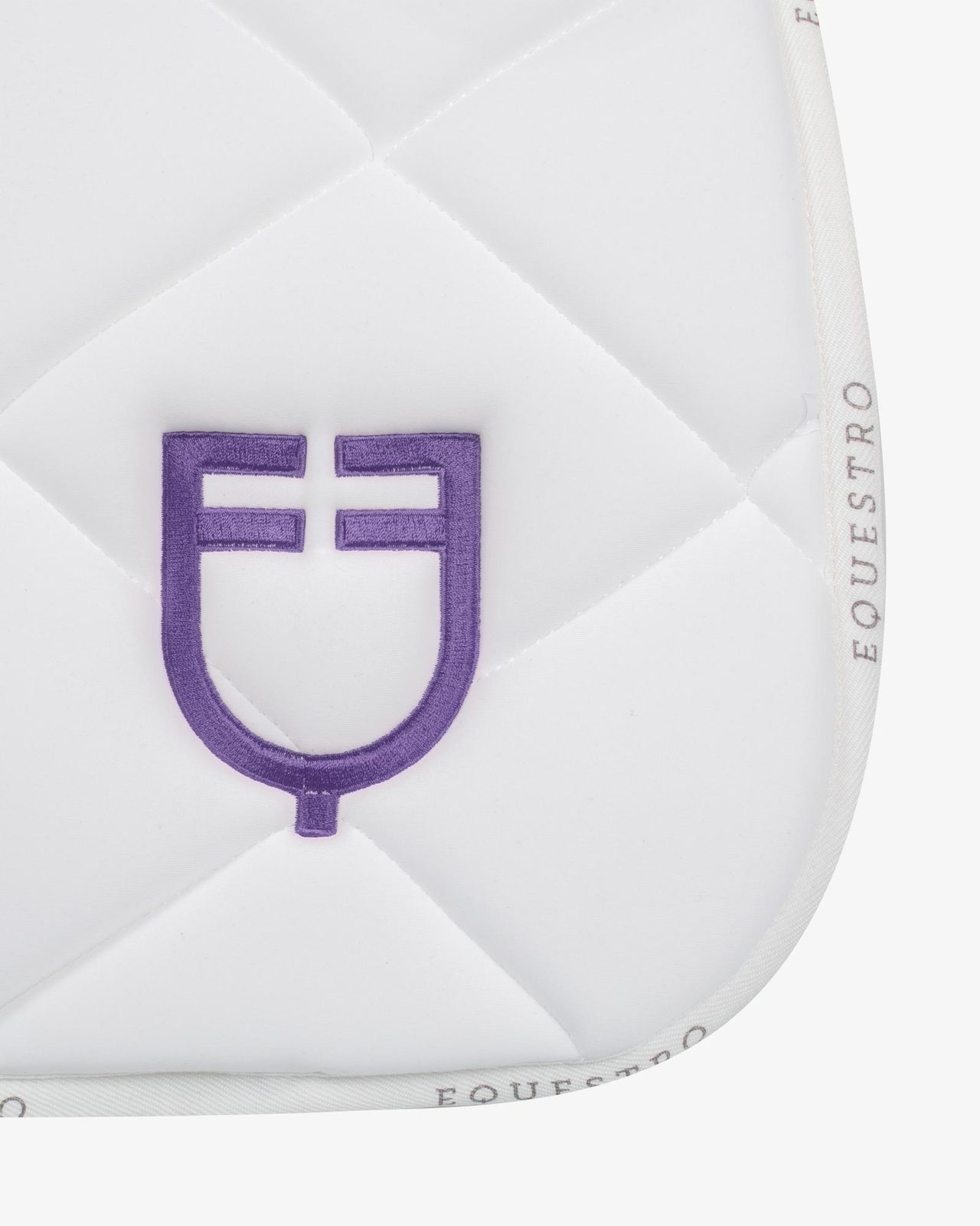 Jumping saddle pad with multicolor logo
