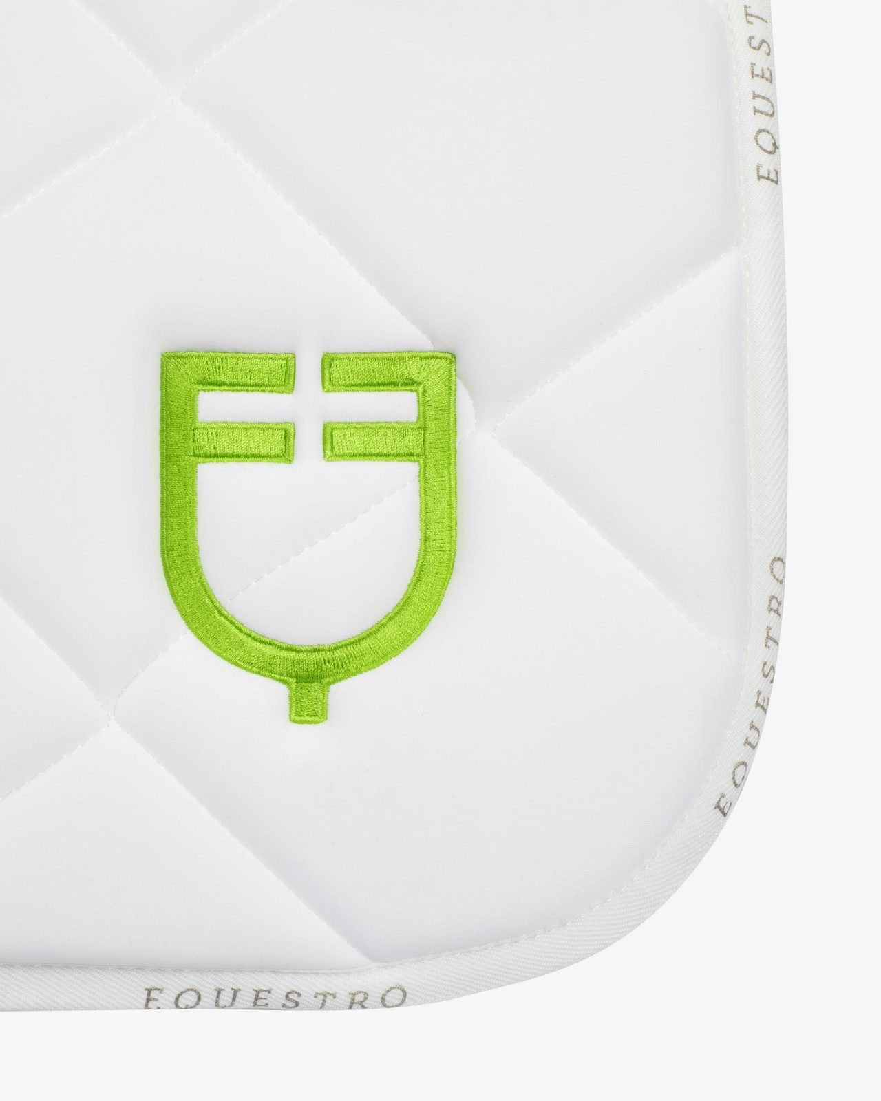 Jumping saddle pad with multicolor logo