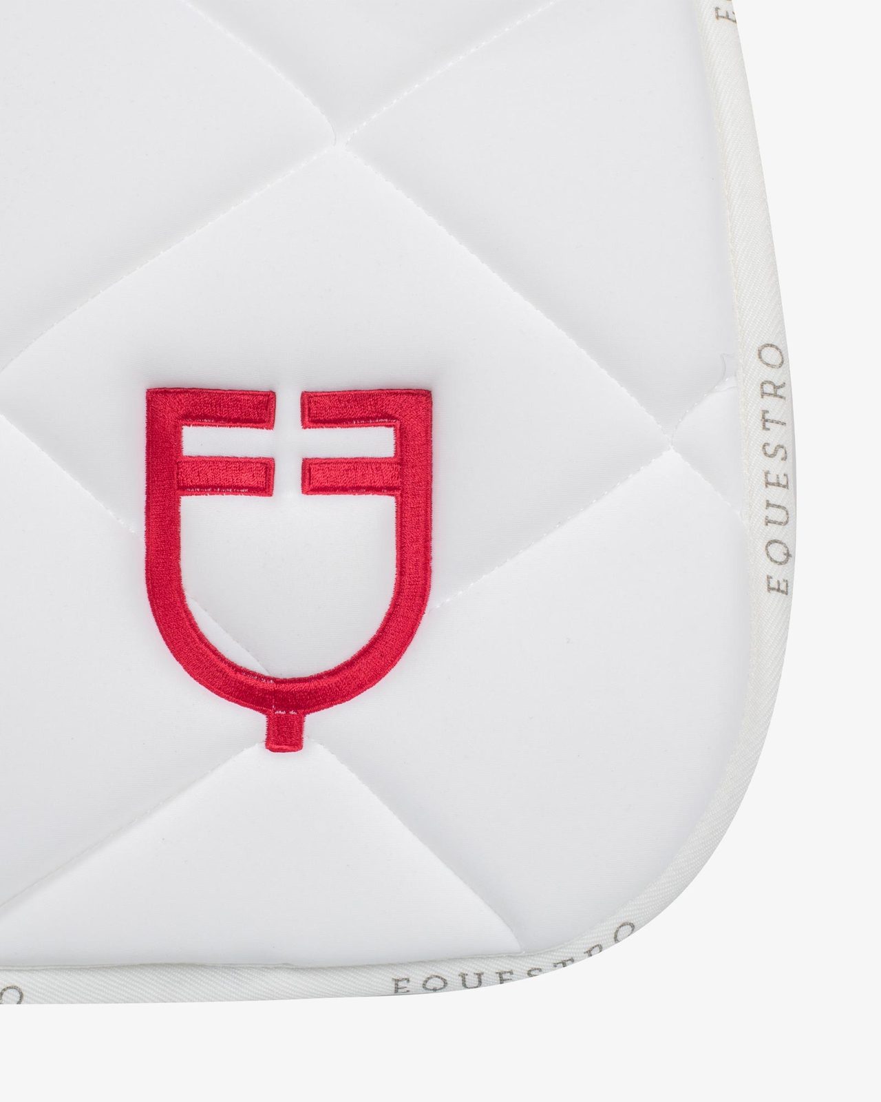 Jumping saddle pad with multicolor logo