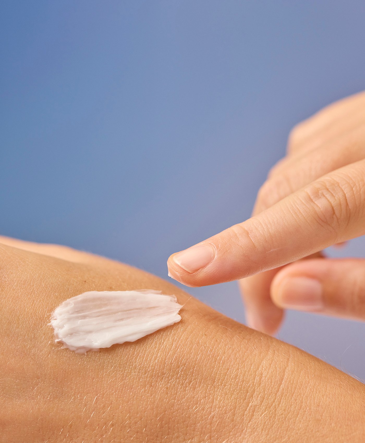 Discover the Defence My Age Set to enhance the quality of your skin during menopause and bring out its natural beauty with its renewing action thumbnail