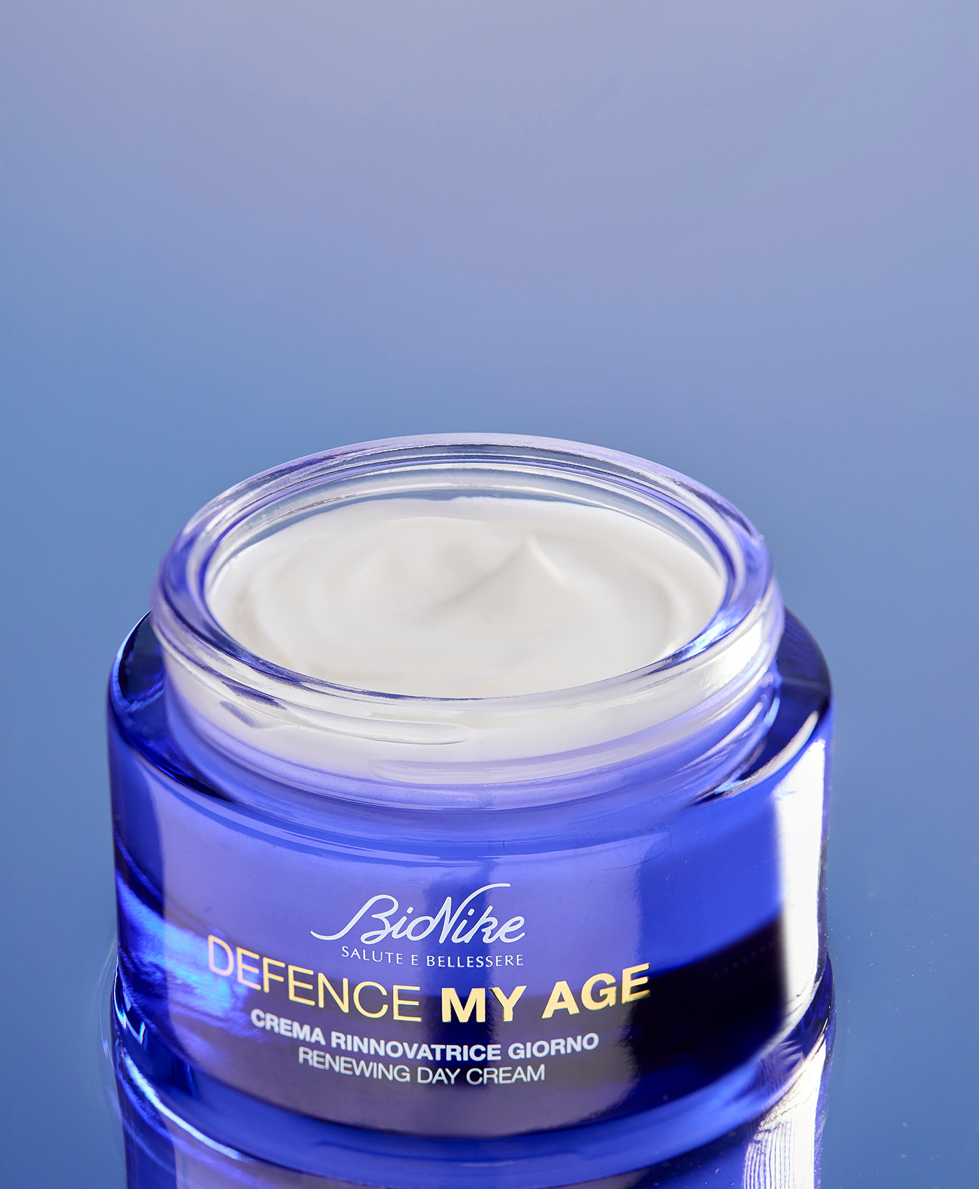 Discover the Defence My Age Set to enhance the quality of your skin during menopause and bring out its natural beauty with its renewing action thumbnail