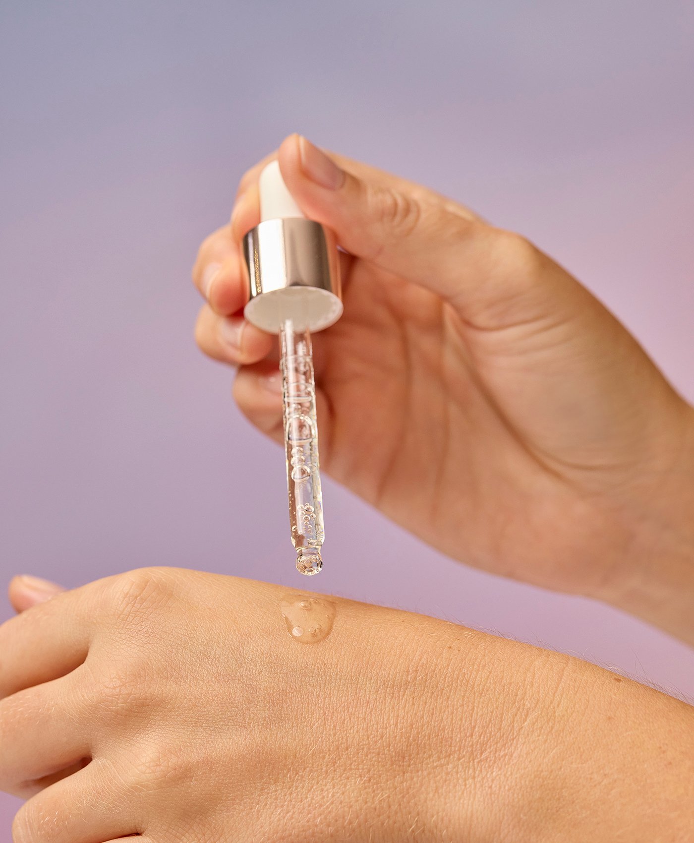 Scopri il Duo Defence My Age Pearl per elevare la qualità della pelle con una strategia pro-aging:
SIERO RIVITALIZZANTE INTENSIVO
Trattamento intensivo concentrato con il 10% di Vitamina C che dona luminosità istantanea e un aspetto più fresco e radioso. Giorno dopo giorno uniforma il colorito, migliora la grana della pelle e aumenta tono ed elasticità . Texture ultra leggera ad assorbimento immediato, senza profumo.
CREMA GIORNO RIVITALIZZANTE
Trattamento giorno con Skin Firming Complex che promuove la vitalità cellulare e contrasta i primi segni di skin-aging dovuti all'esposoma cutaneo. Formulato con Attivo Biotecnologico per migliorare luminosità e trama cutanea. Idratata, più levigata e luminosa, giorno dopo giorno la pelle è come rivitalizzata. Texture leggera e setosa, delicato profumo fresco e floreale. thumbnail