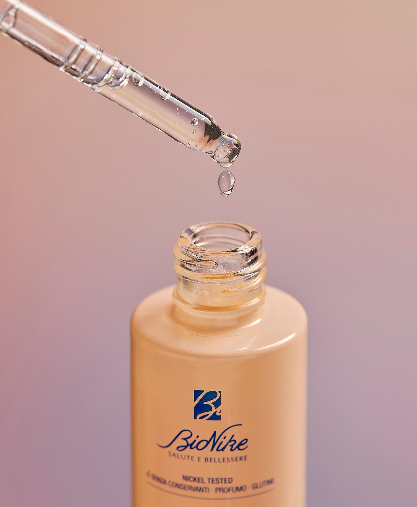 Scopri il Duo Defence My Age Pearl per elevare la qualità della pelle con una strategia pro-aging:
SIERO RIVITALIZZANTE INTENSIVO
Trattamento intensivo concentrato con il 10% di Vitamina C che dona luminosità istantanea e un aspetto più fresco e radioso. Giorno dopo giorno uniforma il colorito, migliora la grana della pelle e aumenta tono ed elasticità . Texture ultra leggera ad assorbimento immediato, senza profumo.
CREMA GIORNO RIVITALIZZANTE
Trattamento giorno con Skin Firming Complex che promuove la vitalità cellulare e contrasta i primi segni di skin-aging dovuti all'esposoma cutaneo. Formulato con Attivo Biotecnologico per migliorare luminosità e trama cutanea. Idratata, più levigata e luminosa, giorno dopo giorno la pelle è come rivitalizzata. Texture leggera e setosa, delicato profumo fresco e floreale. thumbnail