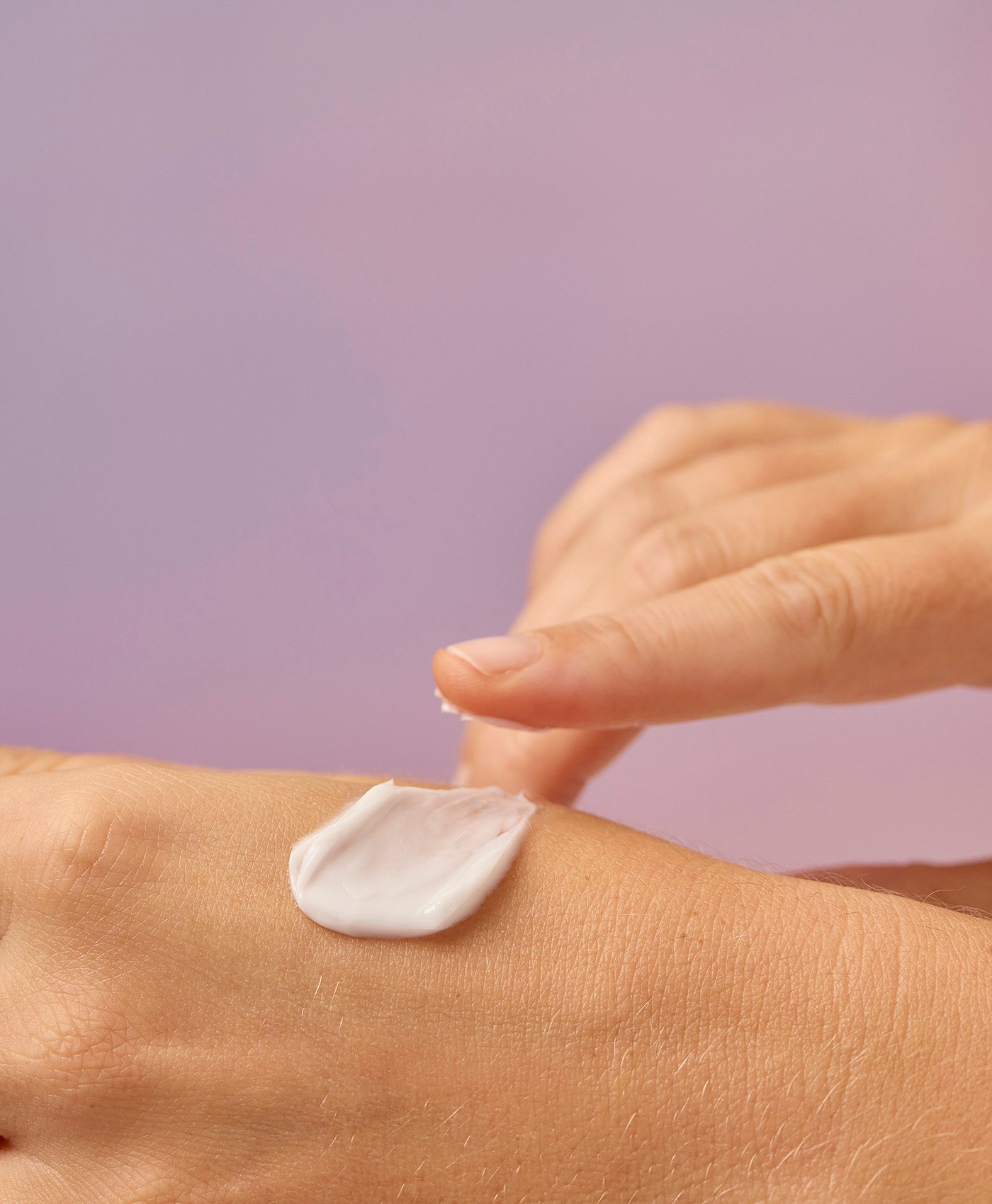 Scopri il Duo Defence My Age Pearl per elevare la qualità della pelle con una strategia pro-aging:
SIERO RIVITALIZZANTE INTENSIVO
Trattamento intensivo concentrato con il 10% di Vitamina C che dona luminosità istantanea e un aspetto più fresco e radioso. Giorno dopo giorno uniforma il colorito, migliora la grana della pelle e aumenta tono ed elasticità . Texture ultra leggera ad assorbimento immediato, senza profumo.
CREMA GIORNO RIVITALIZZANTE
Trattamento giorno con Skin Firming Complex che promuove la vitalità cellulare e contrasta i primi segni di skin-aging dovuti all'esposoma cutaneo. Formulato con Attivo Biotecnologico per migliorare luminosità e trama cutanea. Idratata, più levigata e luminosa, giorno dopo giorno la pelle è come rivitalizzata. Texture leggera e setosa, delicato profumo fresco e floreale. thumbnail