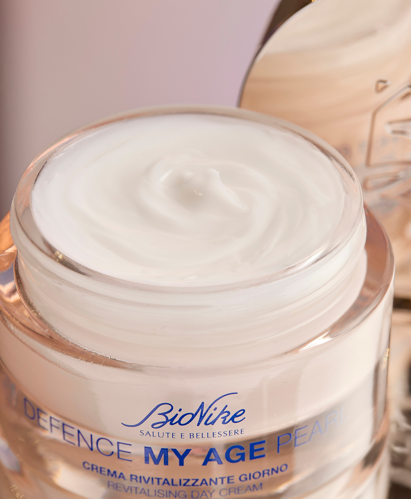 Scopri il Duo Defence My Age Pearl per elevare la qualità della pelle con una strategia pro-aging:

SIERO RIVITALIZZANTE INTENSIVO

Trattamento intensivo concentrato con il 10% di Vitamina C che dona luminosità&nbsp; istantanea e un aspetto più fresco e radioso. Giorno dopo giorno uniforma il colorito, migliora la grana della pelle e aumenta tono ed elasticità&nbsp;. Texture ultra leggera ad assorbimento immediato, senza profumo.

CREMA GIORNO RIVITALIZZANTE

Trattamento giorno con Skin Firming Complex che promuove la vitalità&nbsp; cellulare e contrasta i primi segni di skin-aging dovuti all'esposoma cutaneo. Formulato con Attivo Biotecnologico per migliorare luminosità&nbsp; e trama cutanea. Idratata, più levigata e luminosa, giorno dopo giorno la pelle è come rivitalizzata. Texture leggera e setosa, delicato profumo fresco e floreale.