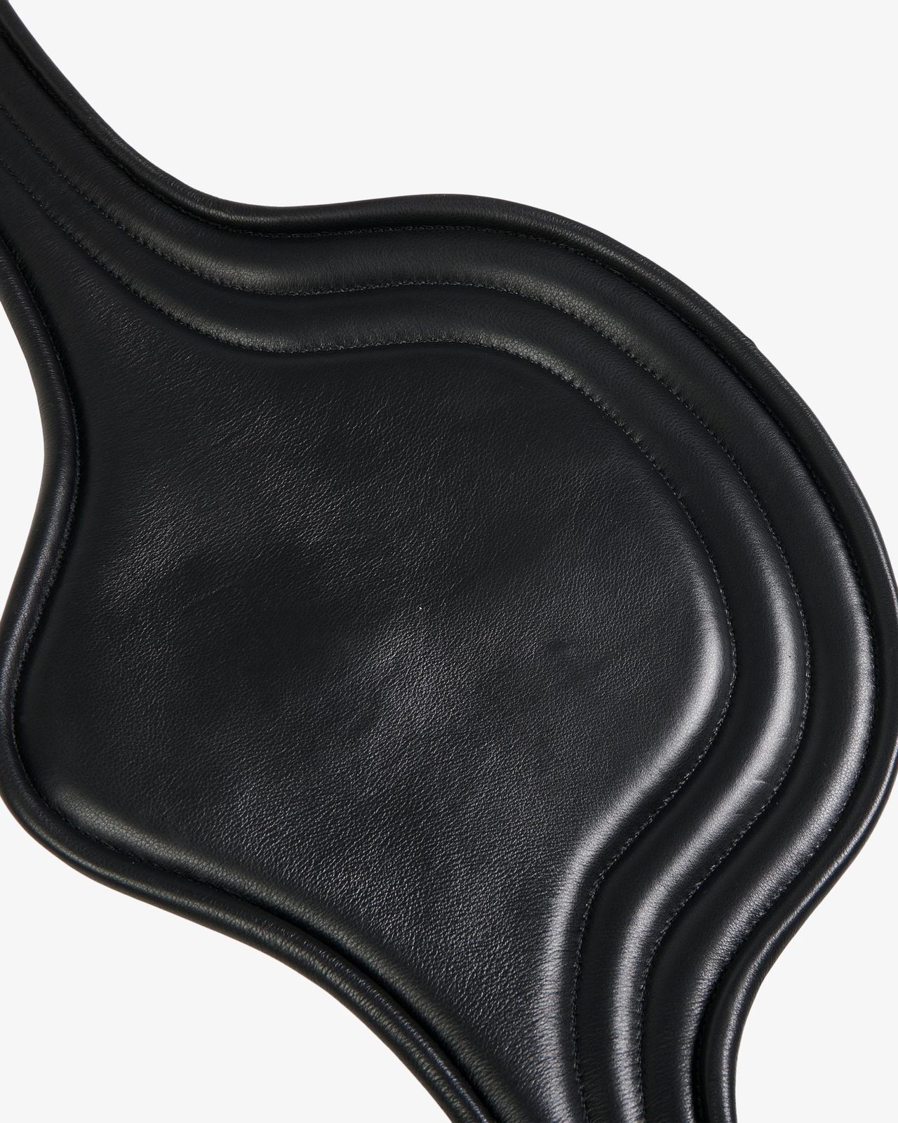 Jumping girth in leather with protectors