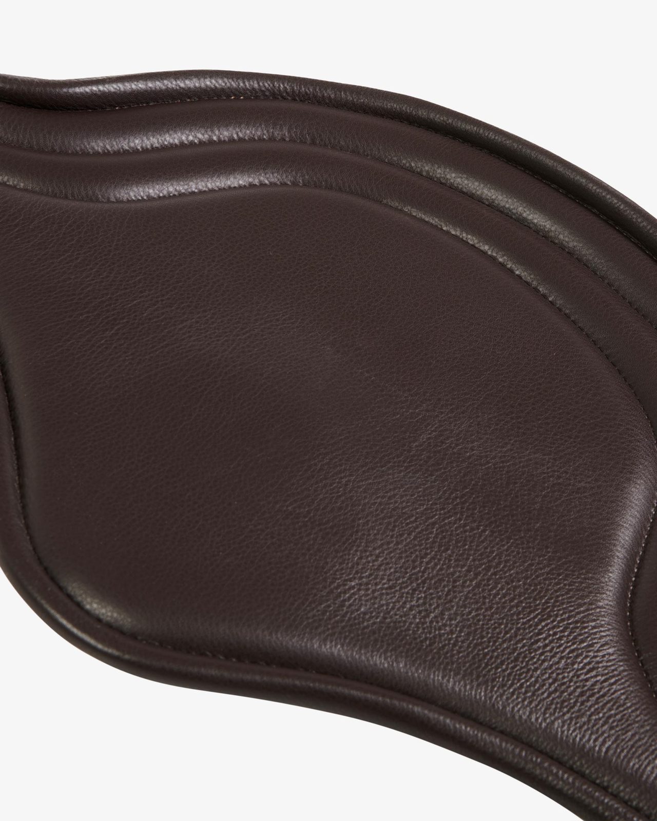 Jumping girth in leather with protectors