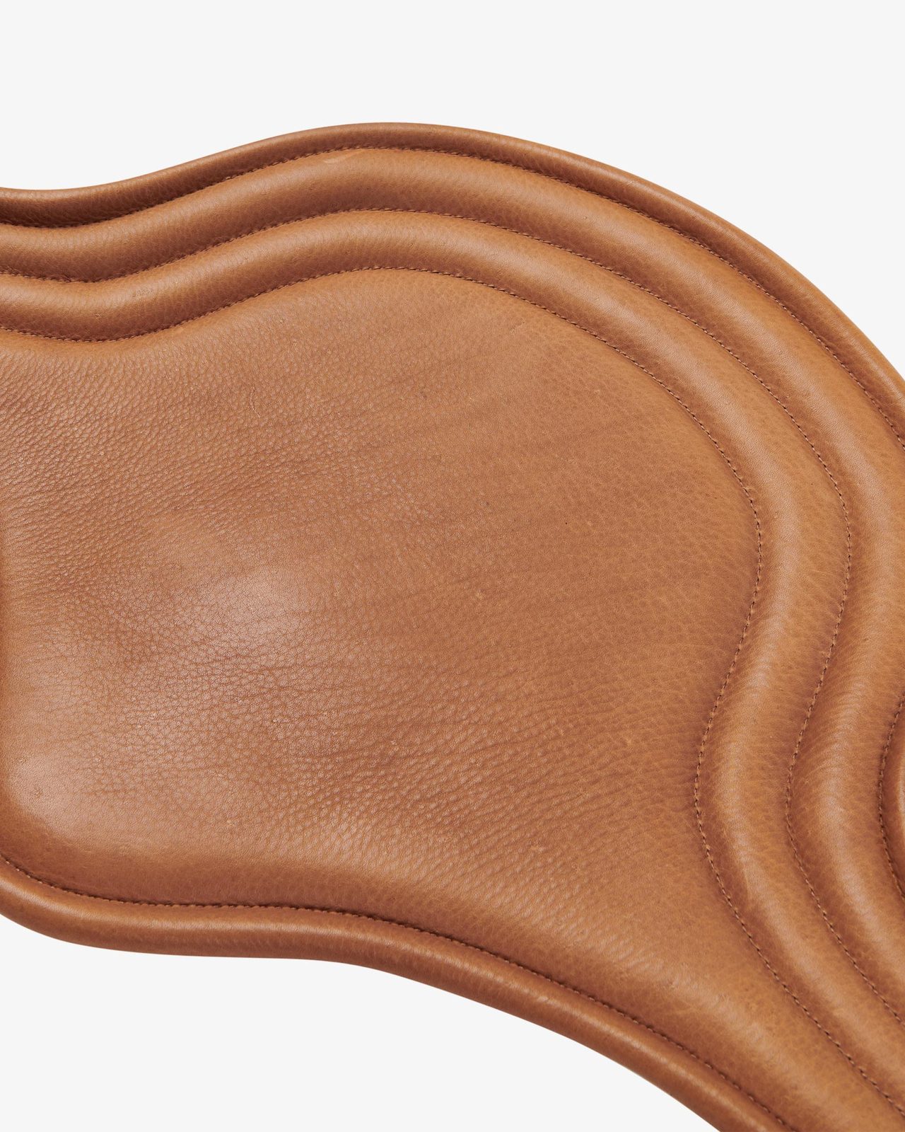 Jumping girth in leather with protectors