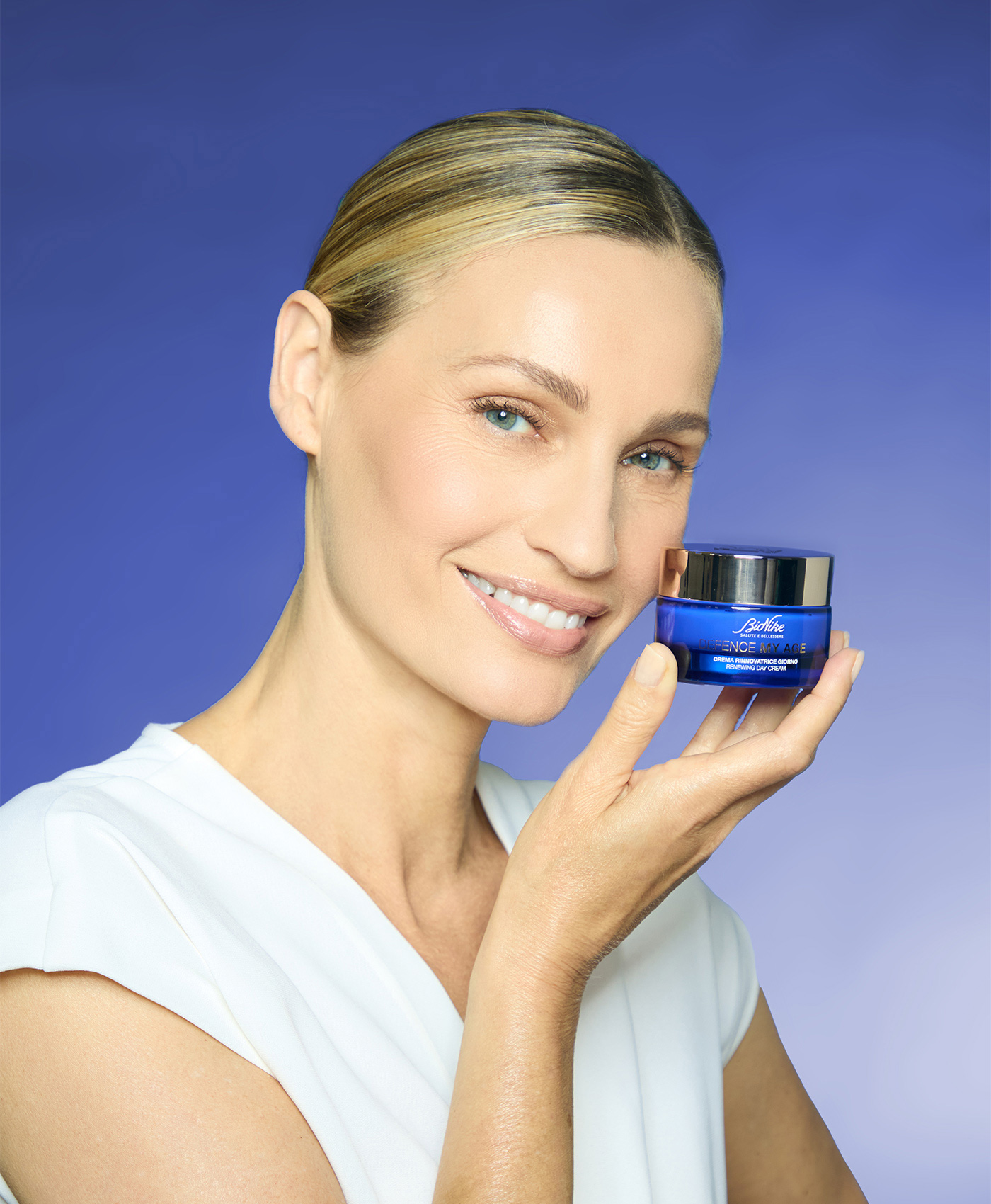 Discover the Defence My Age Set to enhance the quality of your skin during menopause and bring out its natural beauty with its renewing action