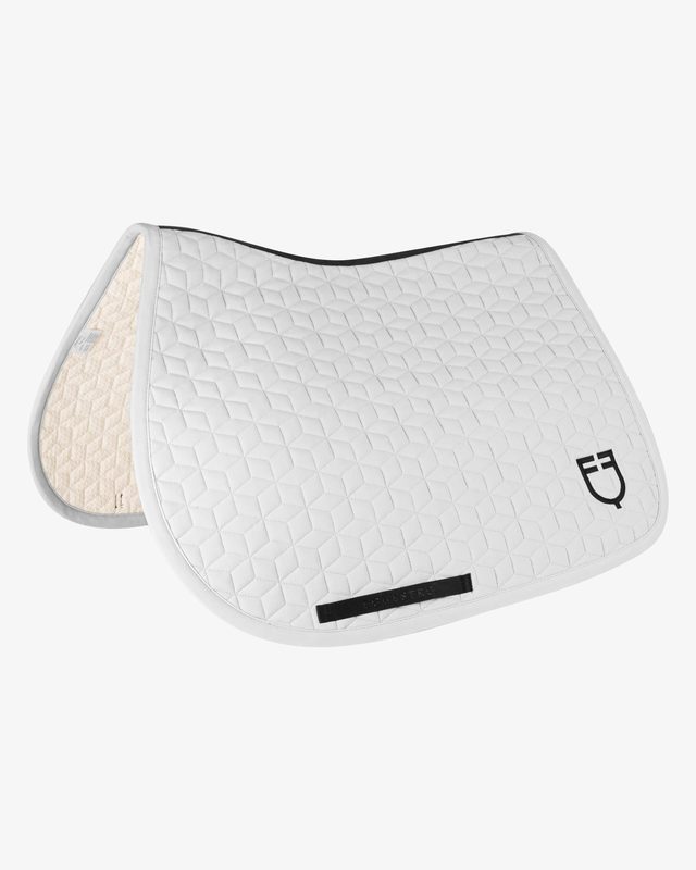 Jumping saddle pad cube quilting