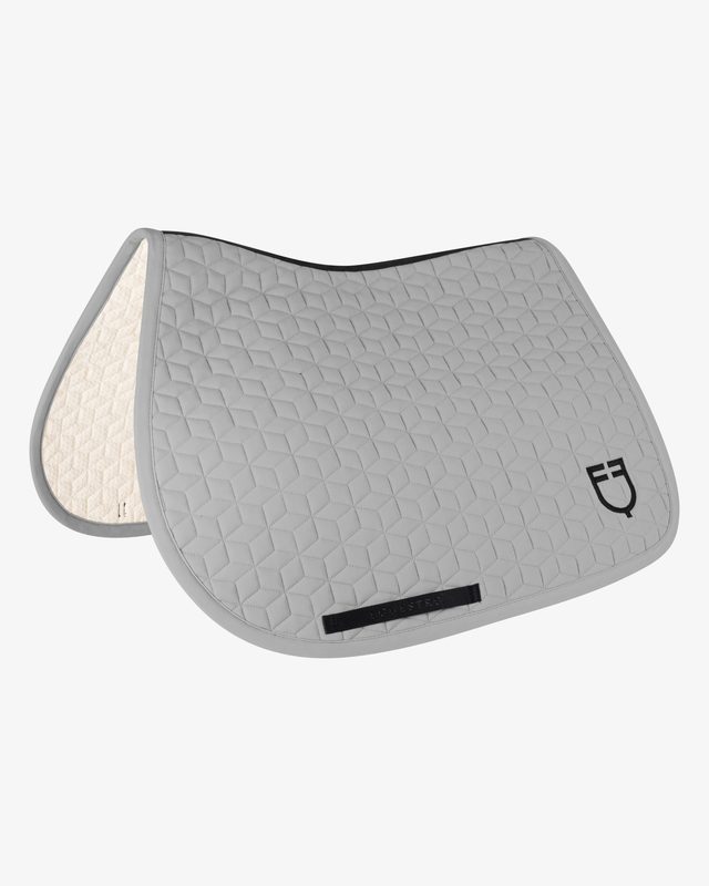 Jumping saddle pad cube quilting