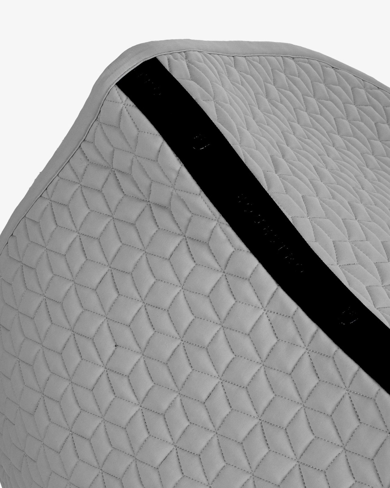 Jumping saddle pad cube quilting