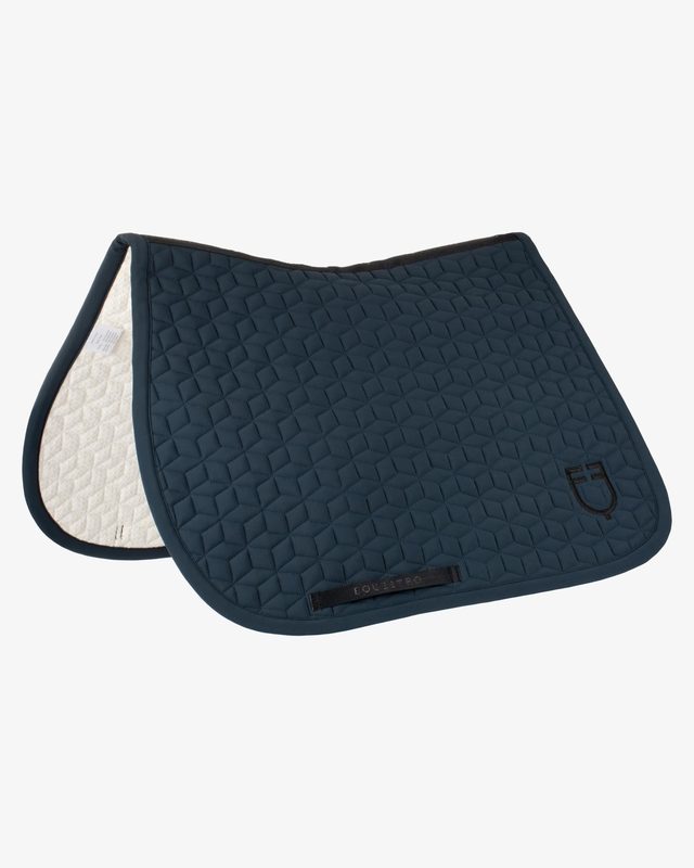 Jumping saddle pad cube quilting