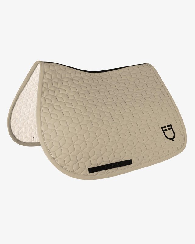 Jumping saddle pad cube quilting