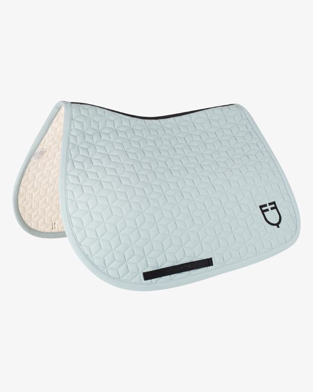 Jumping saddle pad cube quilting