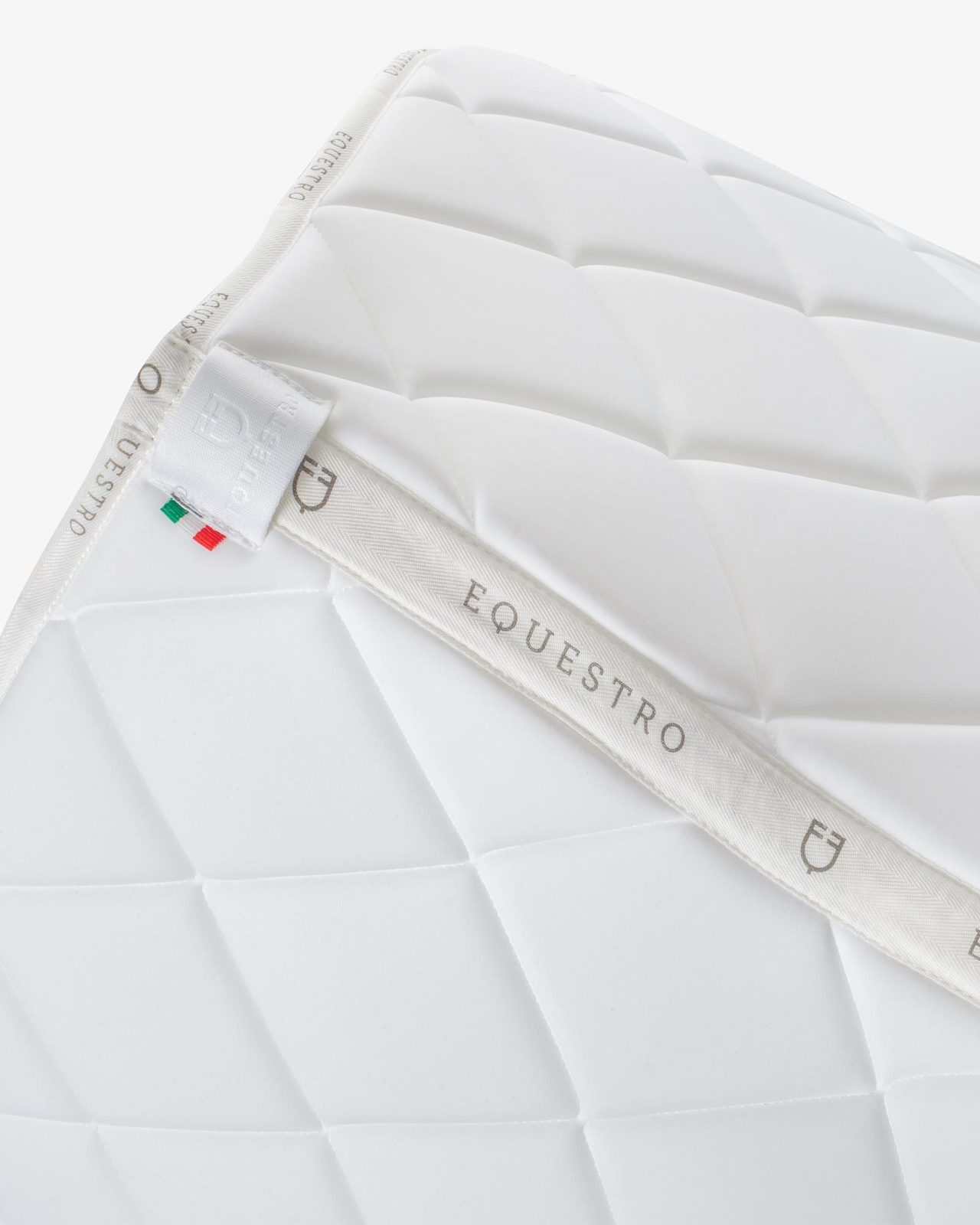 Jumping saddle pad with multicolor logo