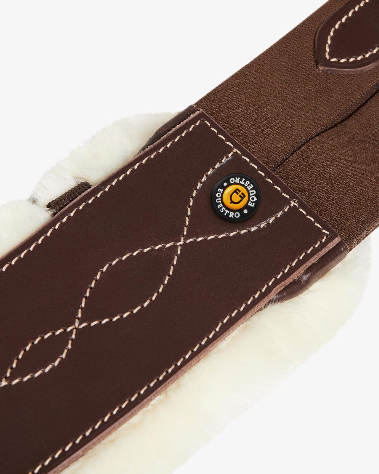 Jumping girth with synthetic lambskin