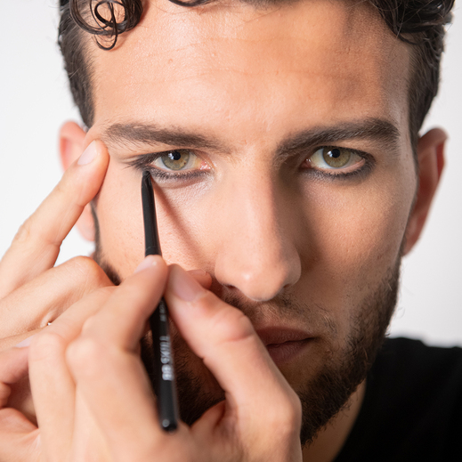 young-model-shows-how-to-apply-be-bold-eye-pencil-kajal