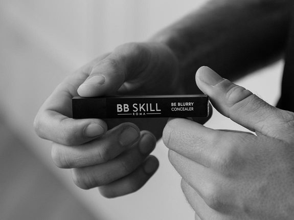 man-hand-corrector-be-blurry-concealer