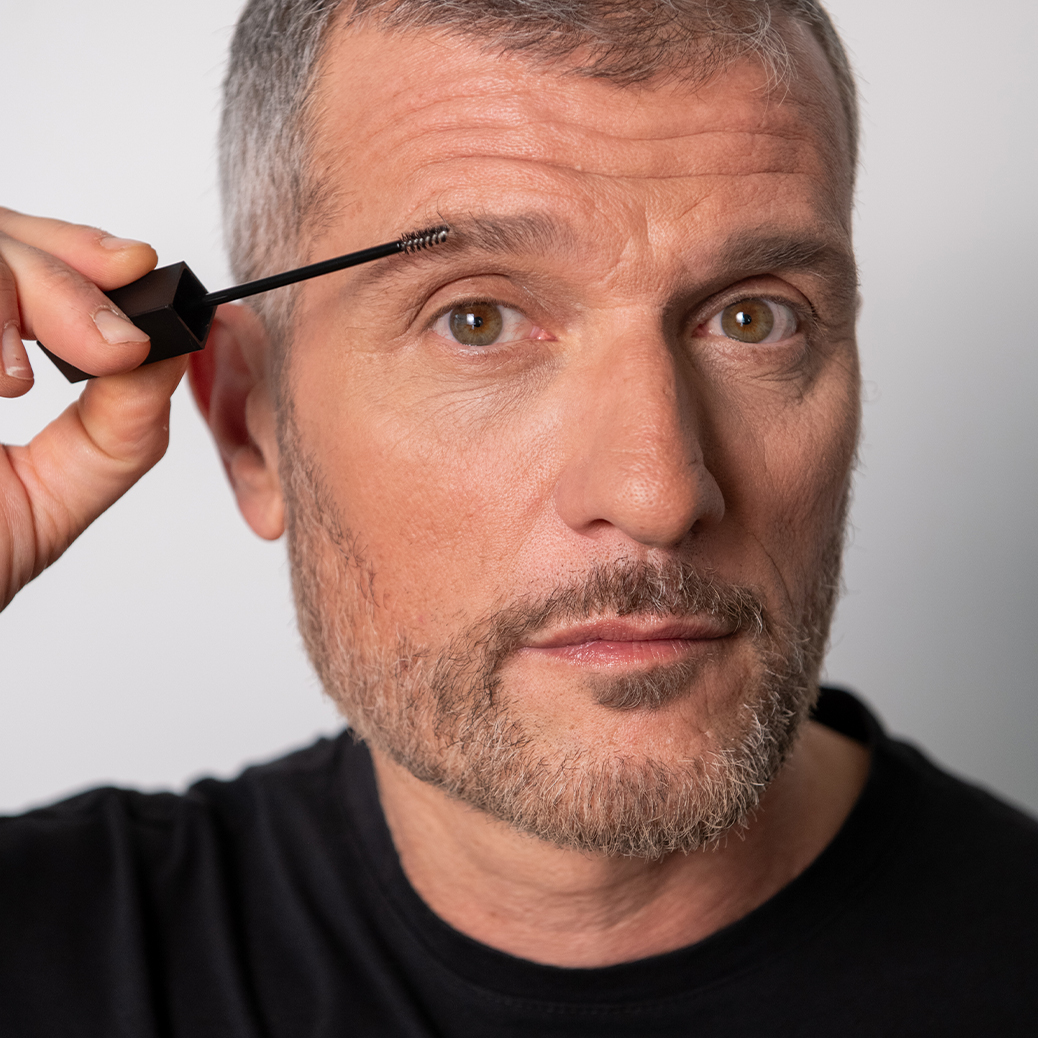 modello-mostra-come-usare-be-bushy-brow-mascara