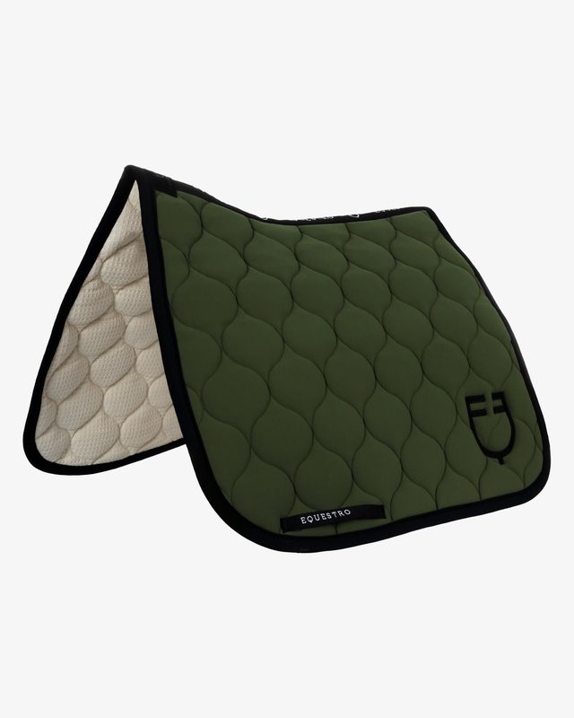 Dressage saddle pad with onion quilting