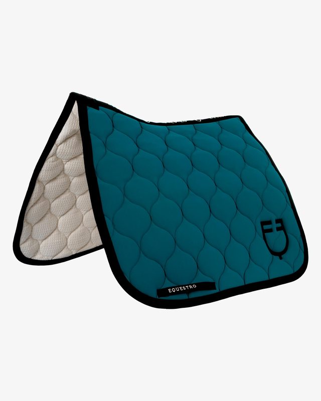 Dressage saddle pad with onion quilting