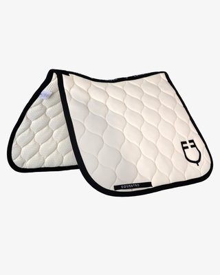 Dressage saddle pad with onion quilting