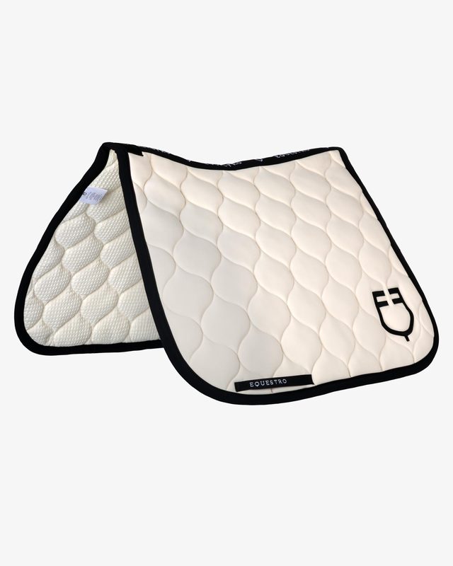 Dressage saddle pad with onion quilting