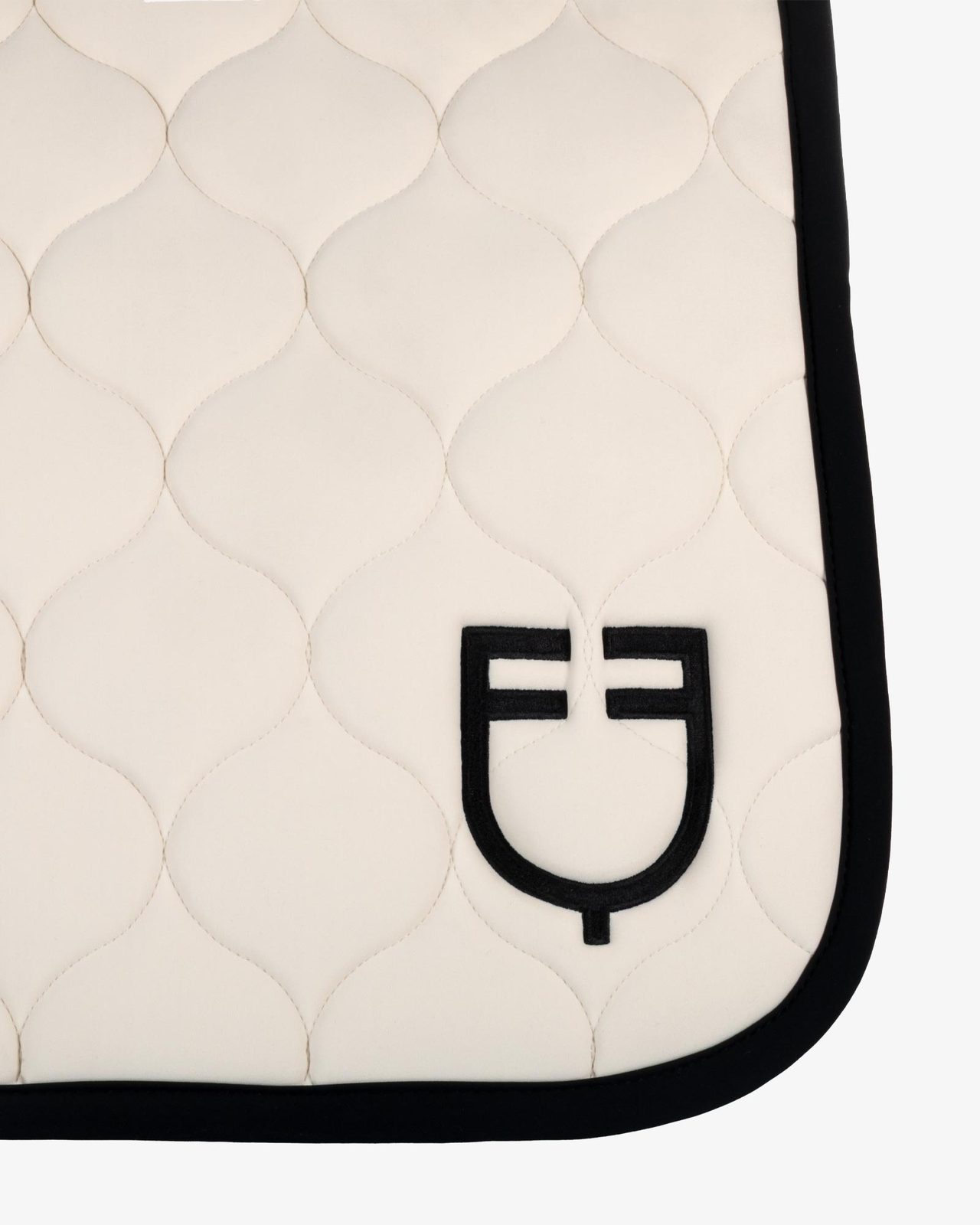 Dressage saddle pad with onion quilting