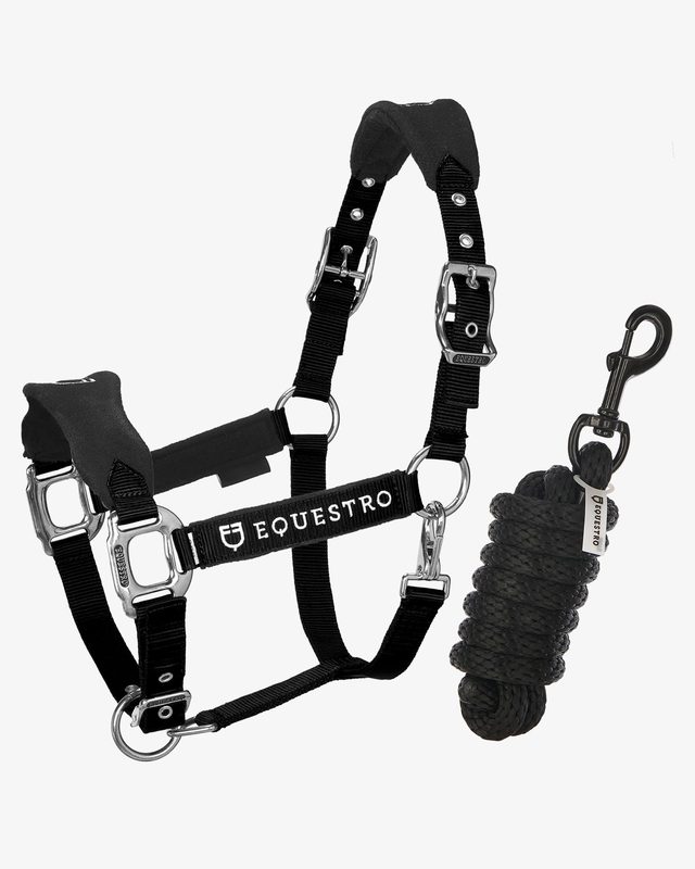 Halter with double adjustment and lead rope