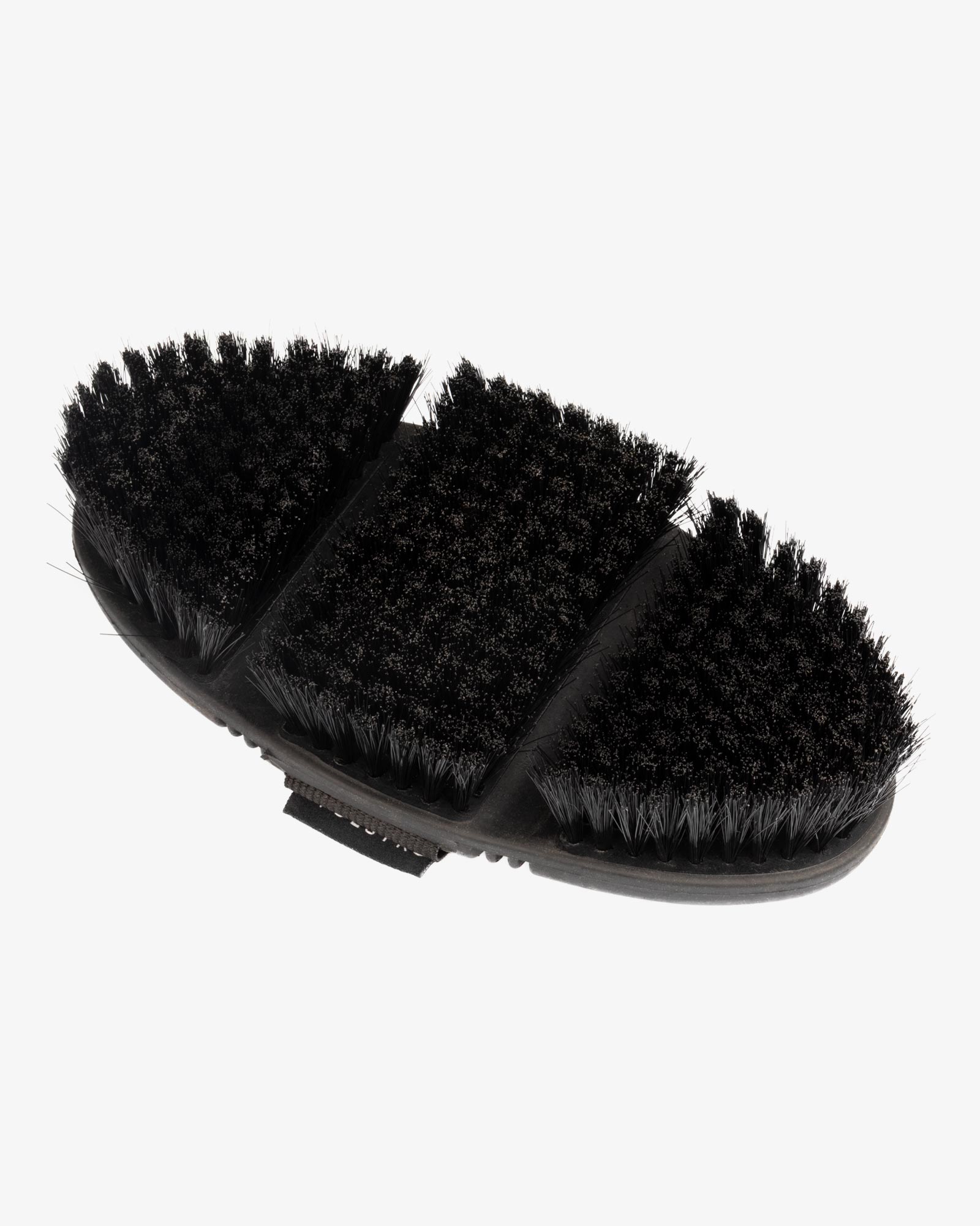 Flexible brush with short synthetic bristles