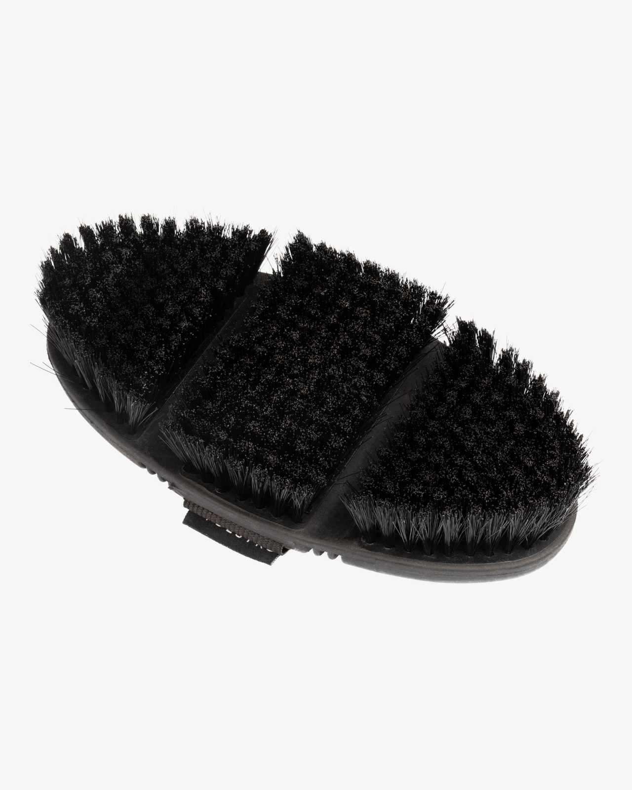 Flexible brush with short synthetic bristles