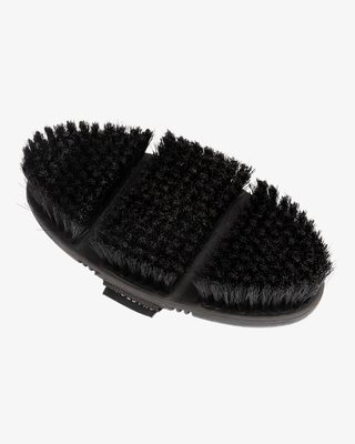 Flexible brush with short synthetic bristles